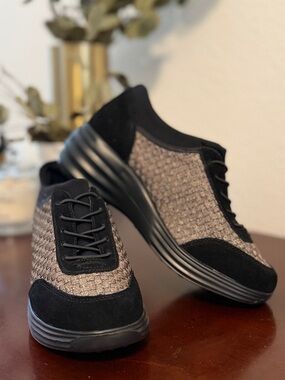 Bernie Mev Women’s Wedge Slipon Sneakers in Black and Gold Weave Size 7